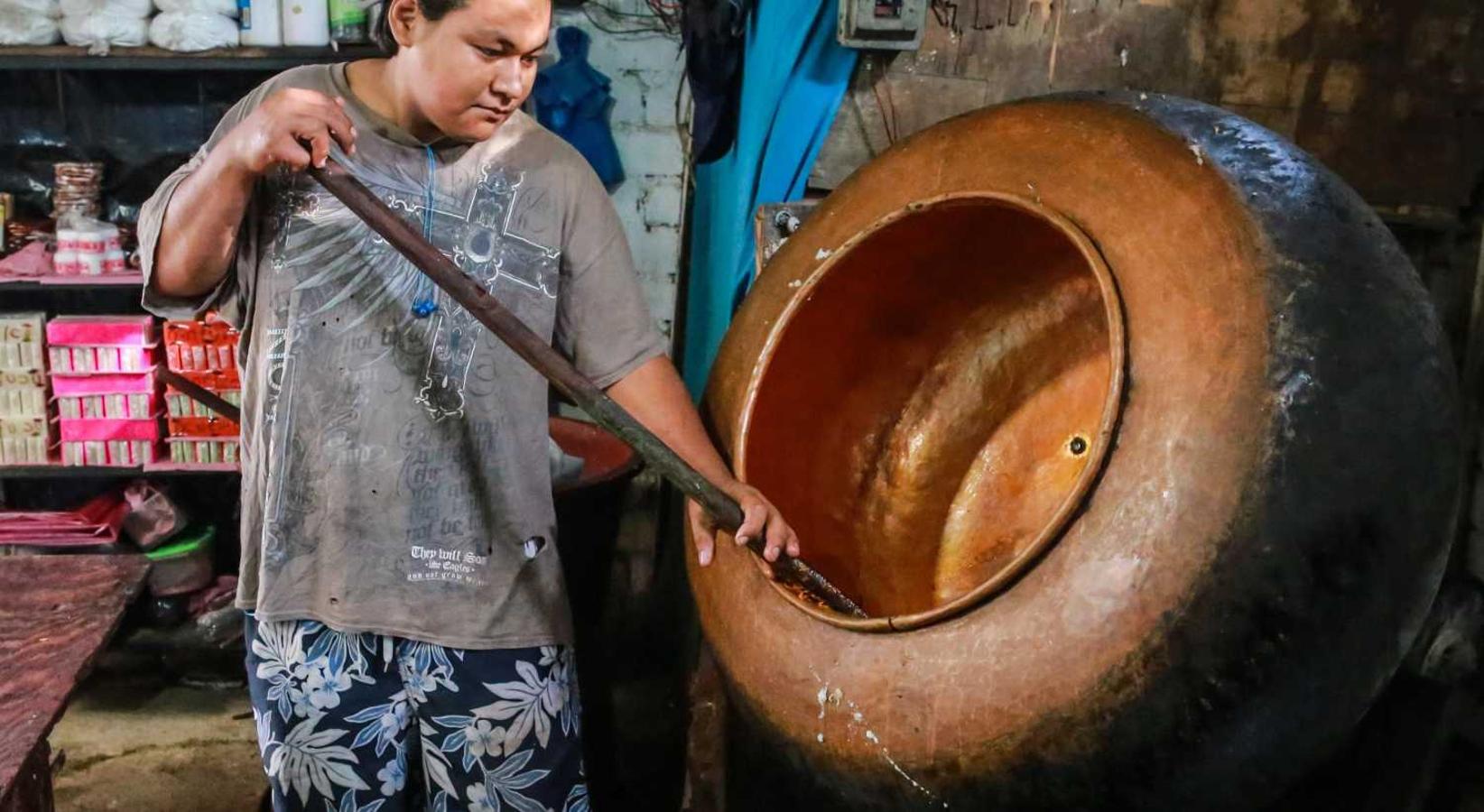 Elaboración del dulce de coco en el puerto de Acapulco en México