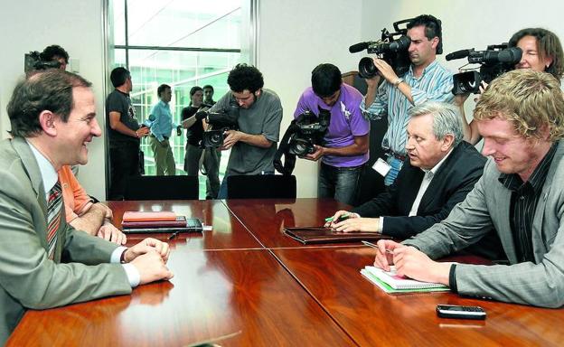 El precedente. Fernando Puras con Patxi Zabaleta y Maiorga Ramírez, de Nafarroa Bai, en la negociaciones de 2007.