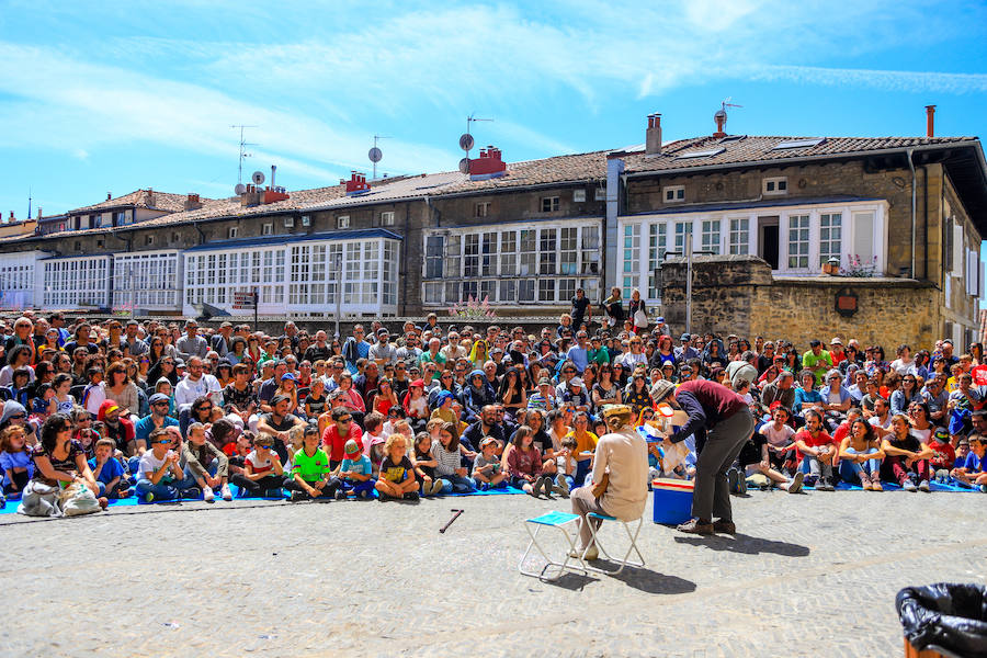 La XIV Muestra Internacional de Artes de Calle de Vitoria llena la ciudad este sábado de muestras de humor, drama e intervenciones artísticas