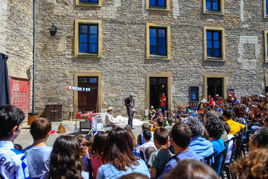 La XIV Muestra Internacional de Artes de Calle de Vitoria llena la ciudad este sábado de muestras de humor, drama e intervenciones artísticas