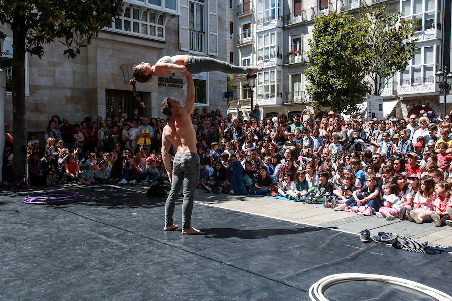 La XIV Muestra Internacional de Artes de Calle de Vitoria llena la ciudad este sábado de muestras de humor, drama e intervenciones artísticas