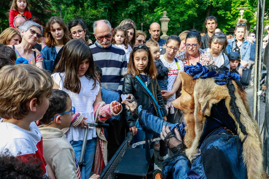 La XIV Muestra Internacional de Artes de Calle de Vitoria llena la ciudad este sábado de muestras de humor, drama e intervenciones artísticas