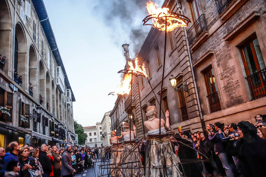 La XIV Muestra Internacional de Artes de Calle de Vitoria llena la ciudad este sábado de muestras de humor, drama e intervenciones artísticas