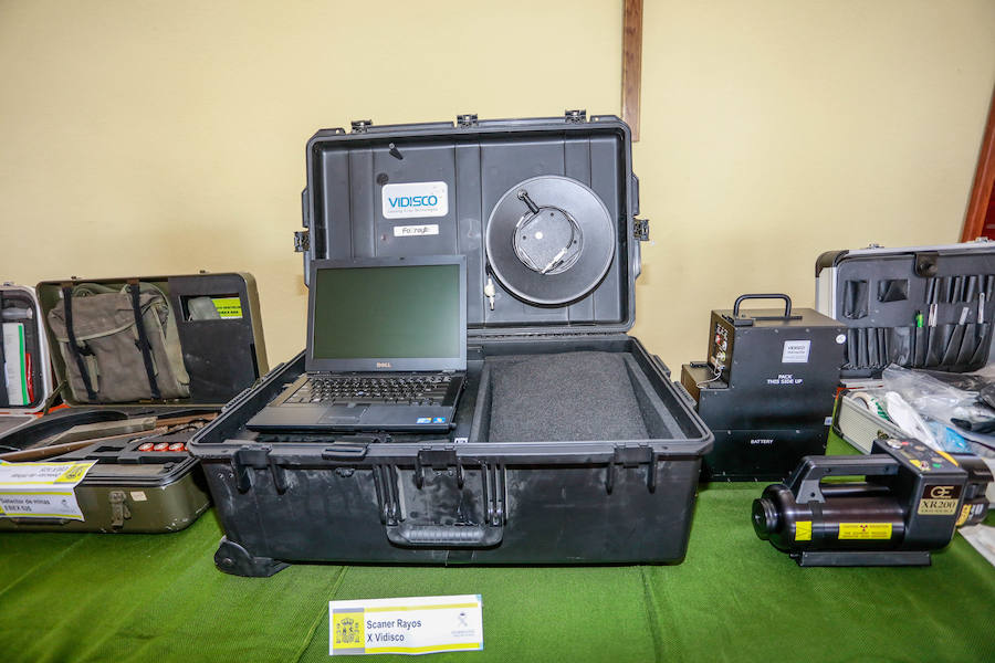 Una exposición de materiales, carros de combate, vehículos blindados o helicópteros de la Unidad Militar de Emergencia se pudieron ver este sábado durante la jornada de puertas abiertas que la Comandancia Militar de Álava organizó para intentar acercar a la ciudadanía el trabajo de las diferentes unidades de las Fuerzas Armadas y de la Guardia Civil