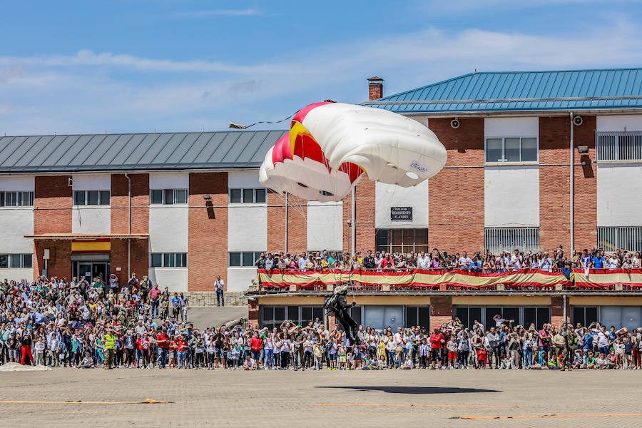 Una exposición de materiales, carros de combate, vehículos blindados o helicópteros de la Unidad Militar de Emergencia se pudieron ver este sábado durante la jornada de puertas abiertas que la Comandancia Militar de Álava organizó para intentar acercar a la ciudadanía el trabajo de las diferentes unidades de las Fuerzas Armadas y de la Guardia Civil