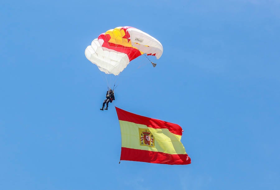 Una exposición de materiales, carros de combate, vehículos blindados o helicópteros de la Unidad Militar de Emergencia se pudieron ver este sábado durante la jornada de puertas abiertas que la Comandancia Militar de Álava organizó para intentar acercar a la ciudadanía el trabajo de las diferentes unidades de las Fuerzas Armadas y de la Guardia Civil