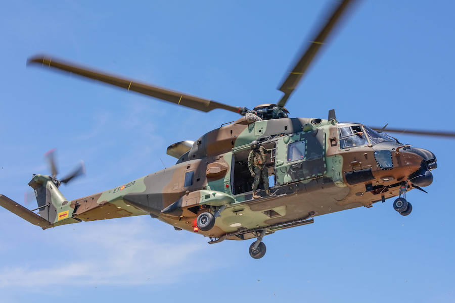 Una exposición de materiales, carros de combate, vehículos blindados o helicópteros de la Unidad Militar de Emergencia se pudieron ver este sábado durante la jornada de puertas abiertas que la Comandancia Militar de Álava organizó para intentar acercar a la ciudadanía el trabajo de las diferentes unidades de las Fuerzas Armadas y de la Guardia Civil