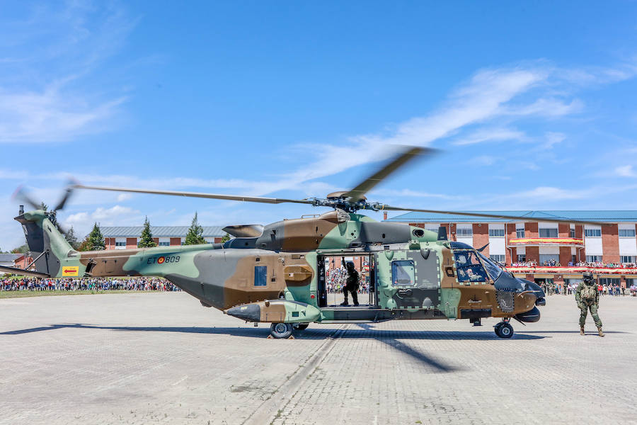 Una exposición de materiales, carros de combate, vehículos blindados o helicópteros de la Unidad Militar de Emergencia se pudieron ver este sábado durante la jornada de puertas abiertas que la Comandancia Militar de Álava organizó para intentar acercar a la ciudadanía el trabajo de las diferentes unidades de las Fuerzas Armadas y de la Guardia Civil