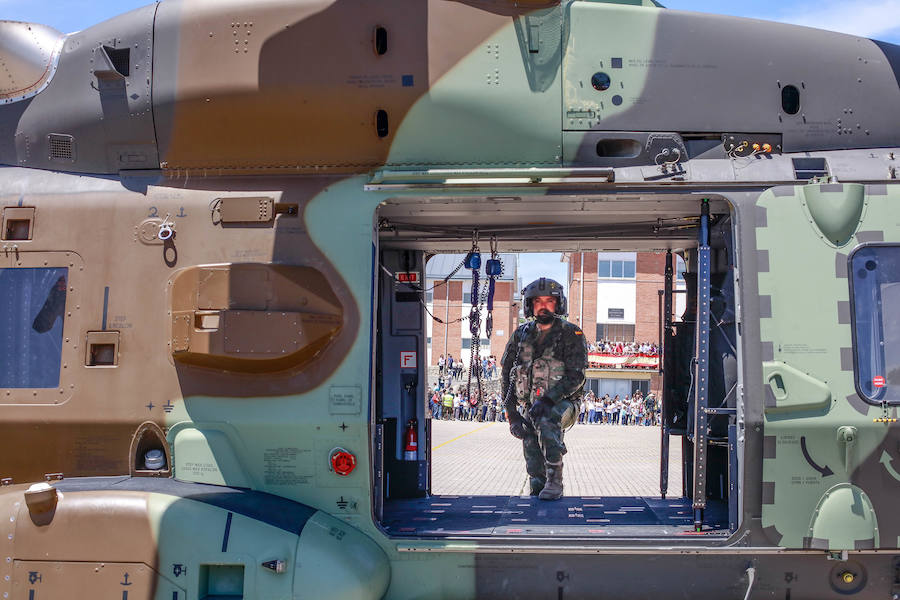 Una exposición de materiales, carros de combate, vehículos blindados o helicópteros de la Unidad Militar de Emergencia se pudieron ver este sábado durante la jornada de puertas abiertas que la Comandancia Militar de Álava organizó para intentar acercar a la ciudadanía el trabajo de las diferentes unidades de las Fuerzas Armadas y de la Guardia Civil