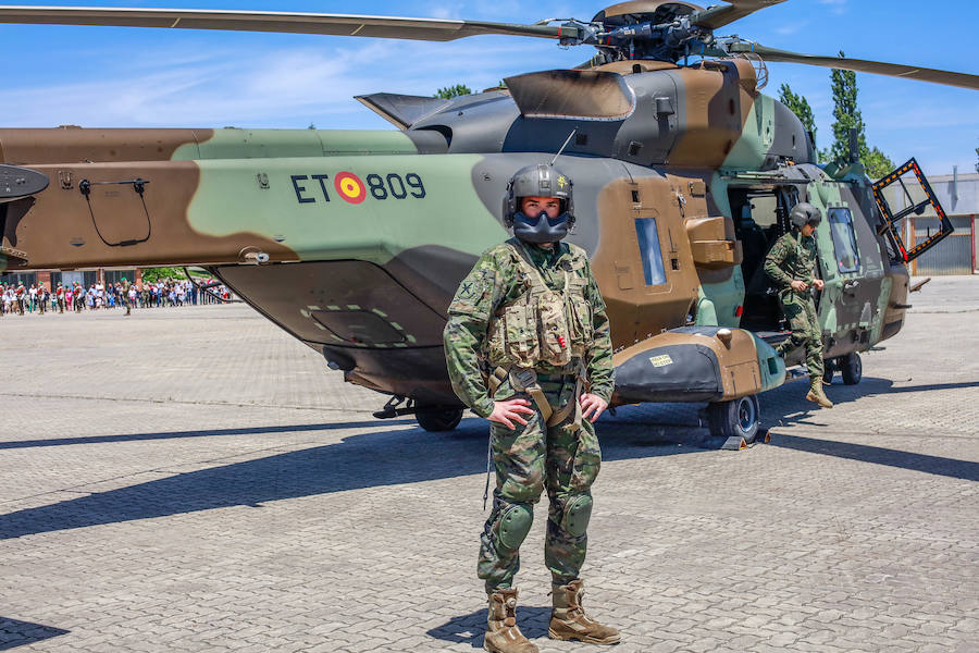 Una exposición de materiales, carros de combate, vehículos blindados o helicópteros de la Unidad Militar de Emergencia se pudieron ver este sábado durante la jornada de puertas abiertas que la Comandancia Militar de Álava organizó para intentar acercar a la ciudadanía el trabajo de las diferentes unidades de las Fuerzas Armadas y de la Guardia Civil