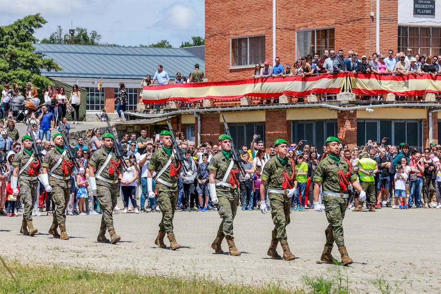 Una exposición de materiales, carros de combate, vehículos blindados o helicópteros de la Unidad Militar de Emergencia se pudieron ver este sábado durante la jornada de puertas abiertas que la Comandancia Militar de Álava organizó para intentar acercar a la ciudadanía el trabajo de las diferentes unidades de las Fuerzas Armadas y de la Guardia Civil