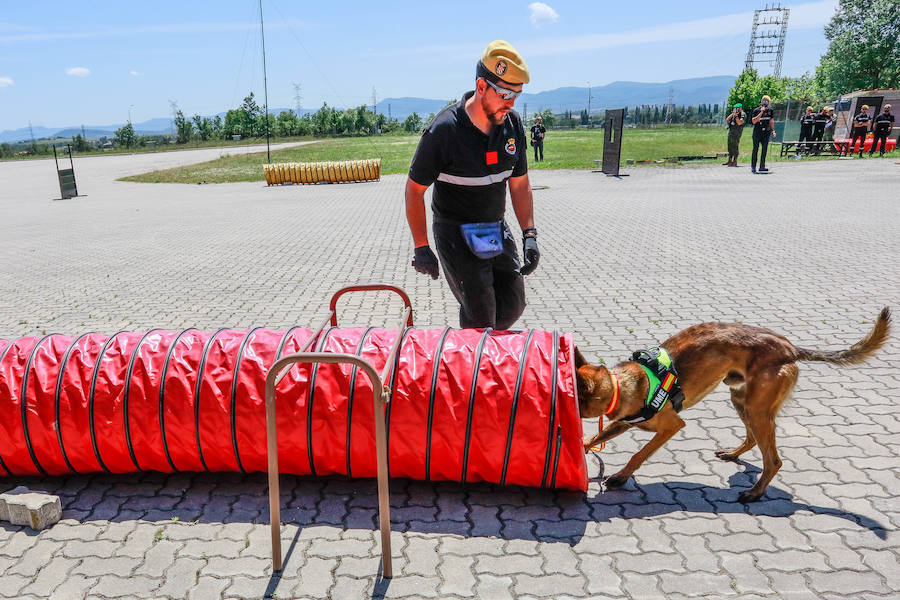 Una exposición de materiales, carros de combate, vehículos blindados o helicópteros de la Unidad Militar de Emergencia se pudieron ver este sábado durante la jornada de puertas abiertas que la Comandancia Militar de Álava organizó para intentar acercar a la ciudadanía el trabajo de las diferentes unidades de las Fuerzas Armadas y de la Guardia Civil