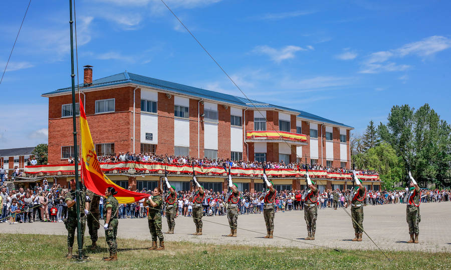 Una exposición de materiales, carros de combate, vehículos blindados o helicópteros de la Unidad Militar de Emergencia se pudieron ver este sábado durante la jornada de puertas abiertas que la Comandancia Militar de Álava organizó para intentar acercar a la ciudadanía el trabajo de las diferentes unidades de las Fuerzas Armadas y de la Guardia Civil