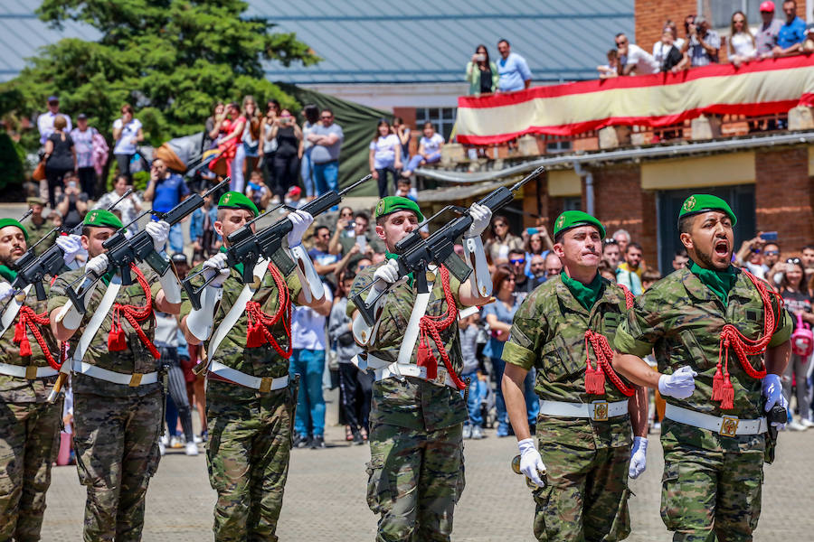 Una exposición de materiales, carros de combate, vehículos blindados o helicópteros de la Unidad Militar de Emergencia se pudieron ver este sábado durante la jornada de puertas abiertas que la Comandancia Militar de Álava organizó para intentar acercar a la ciudadanía el trabajo de las diferentes unidades de las Fuerzas Armadas y de la Guardia Civil
