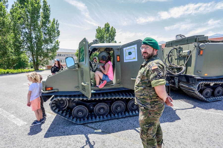 Una exposición de materiales, carros de combate, vehículos blindados o helicópteros de la Unidad Militar de Emergencia se pudieron ver este sábado durante la jornada de puertas abiertas que la Comandancia Militar de Álava organizó para intentar acercar a la ciudadanía el trabajo de las diferentes unidades de las Fuerzas Armadas y de la Guardia Civil