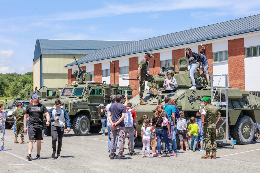 Una exposición de materiales, carros de combate, vehículos blindados o helicópteros de la Unidad Militar de Emergencia se pudieron ver este sábado durante la jornada de puertas abiertas que la Comandancia Militar de Álava organizó para intentar acercar a la ciudadanía el trabajo de las diferentes unidades de las Fuerzas Armadas y de la Guardia Civil
