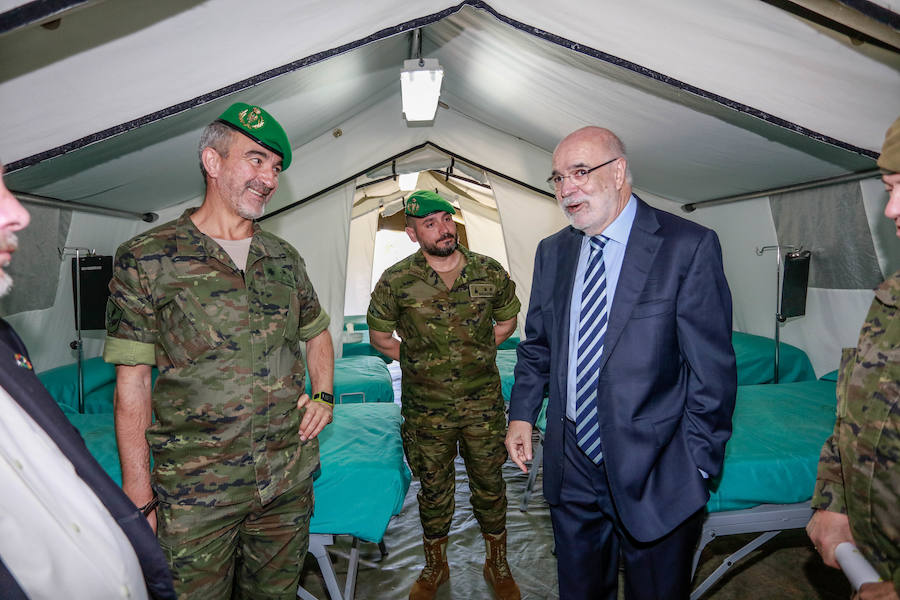 Una exposición de materiales, carros de combate, vehículos blindados o helicópteros de la Unidad Militar de Emergencia se pudieron ver este sábado durante la jornada de puertas abiertas que la Comandancia Militar de Álava organizó para intentar acercar a la ciudadanía el trabajo de las diferentes unidades de las Fuerzas Armadas y de la Guardia Civil