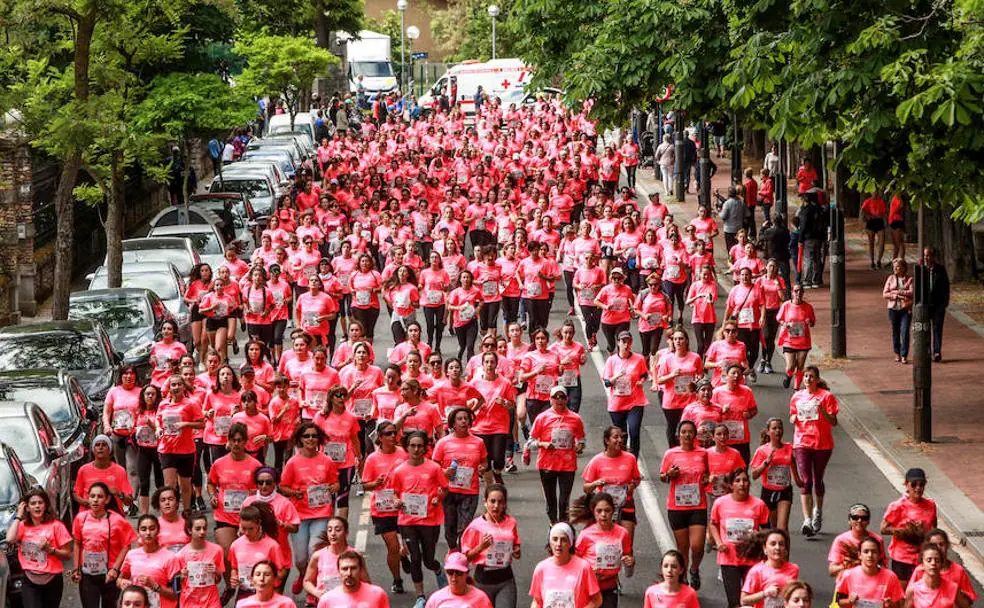 Miles de mujeres han corrido por las calles de Vitoria en una nueva edición de la Carrera de la Mujer.