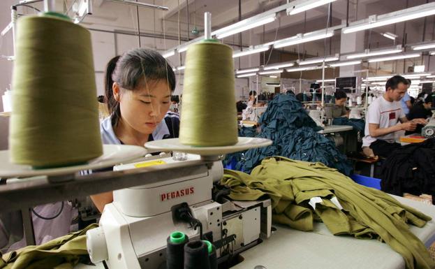 Trabajadoras chinas cosen en una fábrica textil de Dongguan, China.