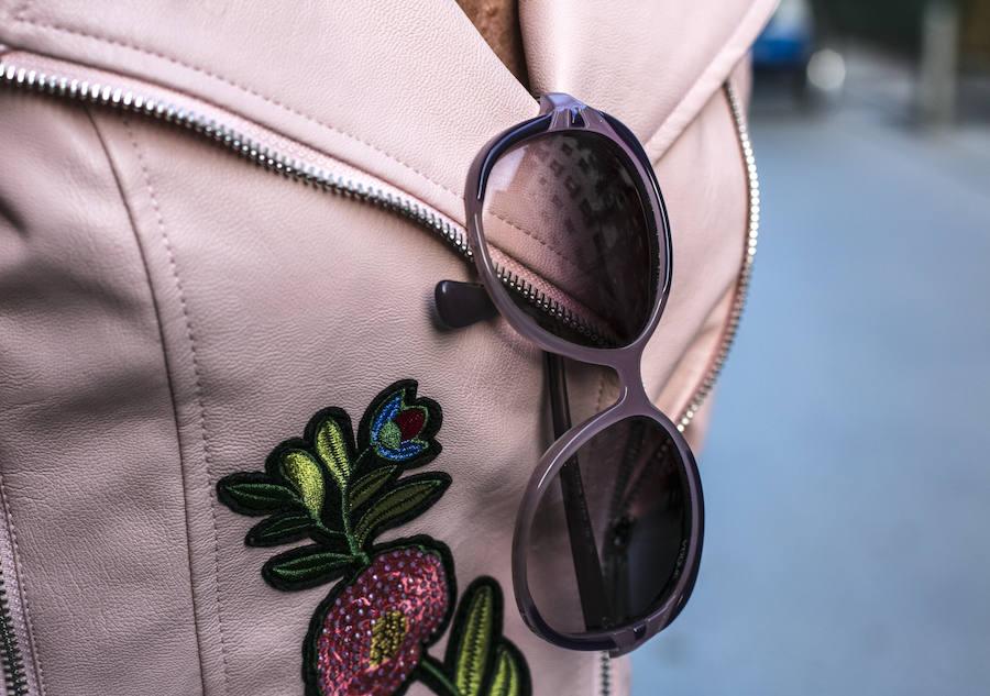 Eva Monedero define su estilo como "muy sencillo", aunque hoy se ha preparado para una tarde de pintxopote con amigas. La cazadora y las sandalias don de tiendas locales y las gafas de sol de la marca Vogue.