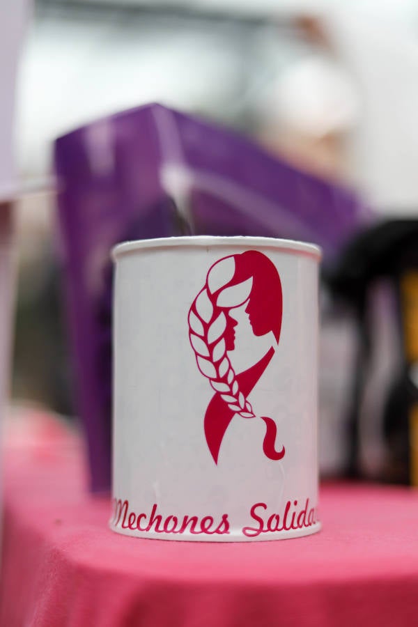 Esta iniciativa de la ONG 'Mechones Solidarios' busca devolver la sonrisa a aquellas personas que han perdido su pelo a causa de los tratamientos contra esta enfermedad