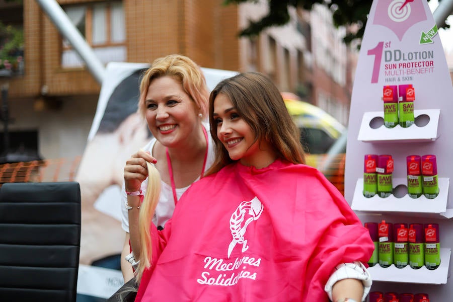 Esta iniciativa de la ONG 'Mechones Solidarios' busca devolver la sonrisa a aquellas personas que han perdido su pelo a causa de los tratamientos contra esta enfermedad