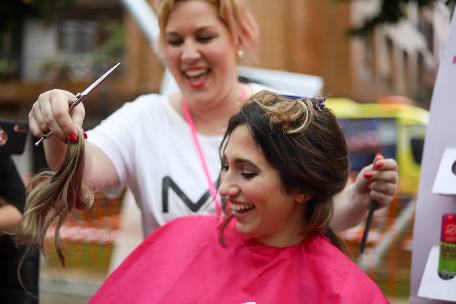 Esta iniciativa de la ONG 'Mechones Solidarios' busca devolver la sonrisa a aquellas personas que han perdido su pelo a causa de los tratamientos contra esta enfermedad