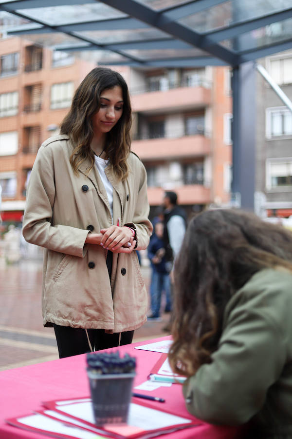 Esta iniciativa de la ONG 'Mechones Solidarios' busca devolver la sonrisa a aquellas personas que han perdido su pelo a causa de los tratamientos contra esta enfermedad