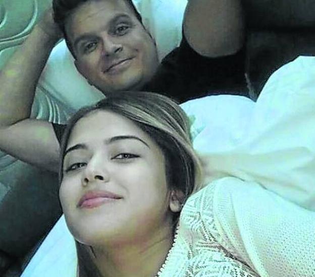 La novia y su ya marido, Omar Acedo, en un 'selfie'.