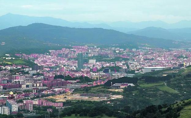 Bilbao, con Artxanda al fondo y rodeado por el anillo verde, en un imagen tomada desde el Argalario.