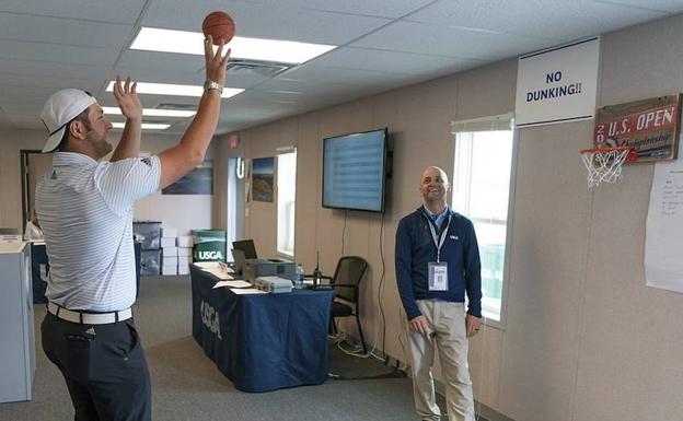 Jon Rahm se divierte intentando encestar en el registro de jugadores de la pasada edición del US Open en Shinnecock Hills.