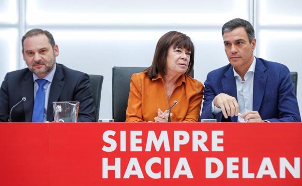 El presidente del Gobierno en funciones, Pedro Sánchez (d), junto al secretario de Organización del PSOE y ministro de Fomento en funciones, José Luis Ábalos (i), y la presidenta del PSOE, Cristina Narbona (c), durante la reunión de la Ejecutiva Federal del partido este lunes en Ferraz. 