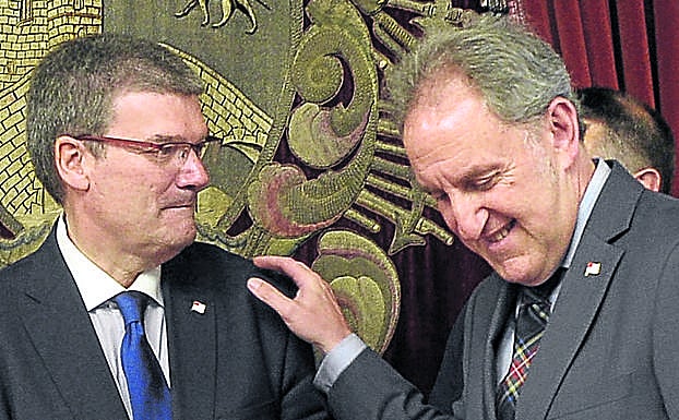 Aburto y Gil, en el pleno extraordinario de ayer.