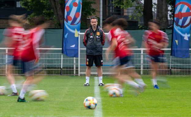 Jorge Vilda dirige un entrenamiento. 