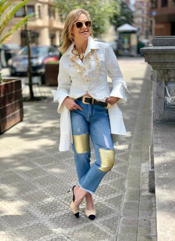 Esta experta en moda de 56 años, que reivindica que «la madurez tiene un estilo fantástico», demuestra con sus atrevidos looks que cuenta con tanta o más actitud que las 'influencers' jóvenes