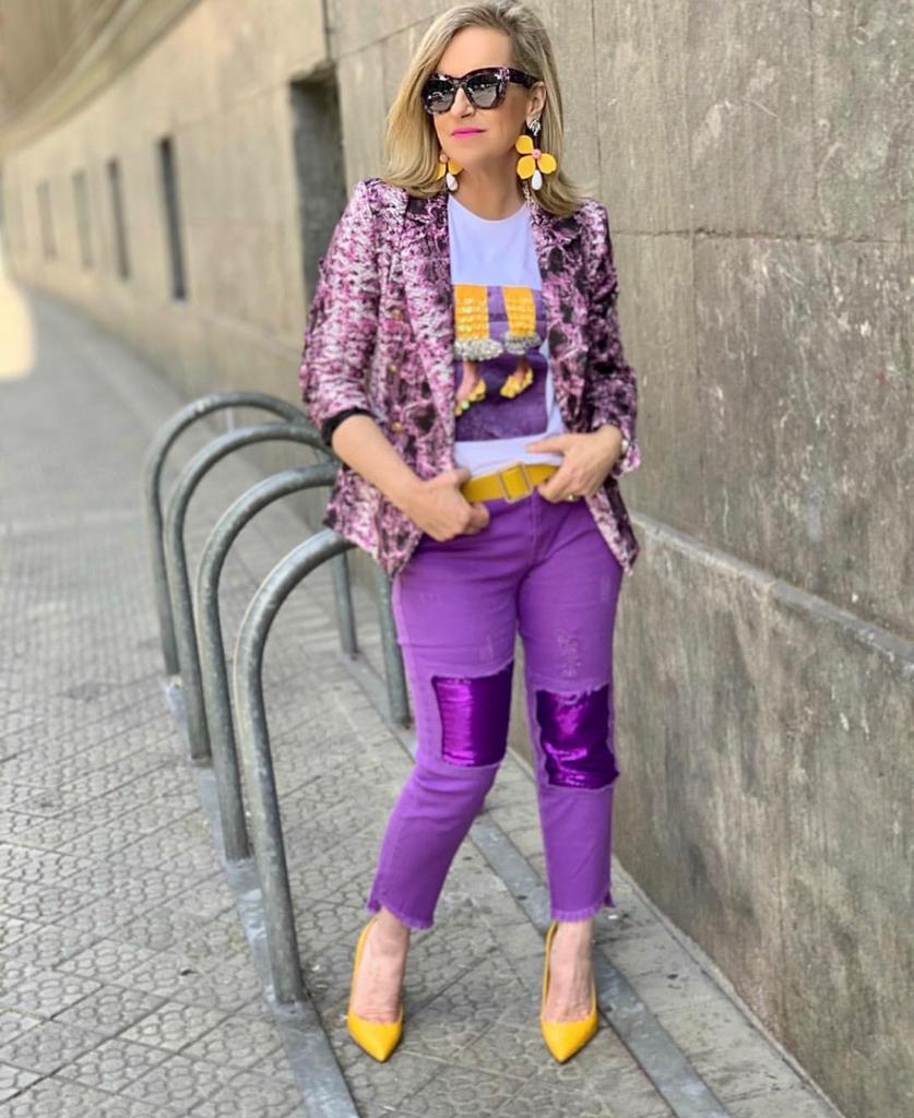 Esta experta en moda de 56 años, que reivindica que «la madurez tiene un estilo fantástico», demuestra con sus atrevidos looks que cuenta con tanta o más actitud que las 'influencers' jóvenes