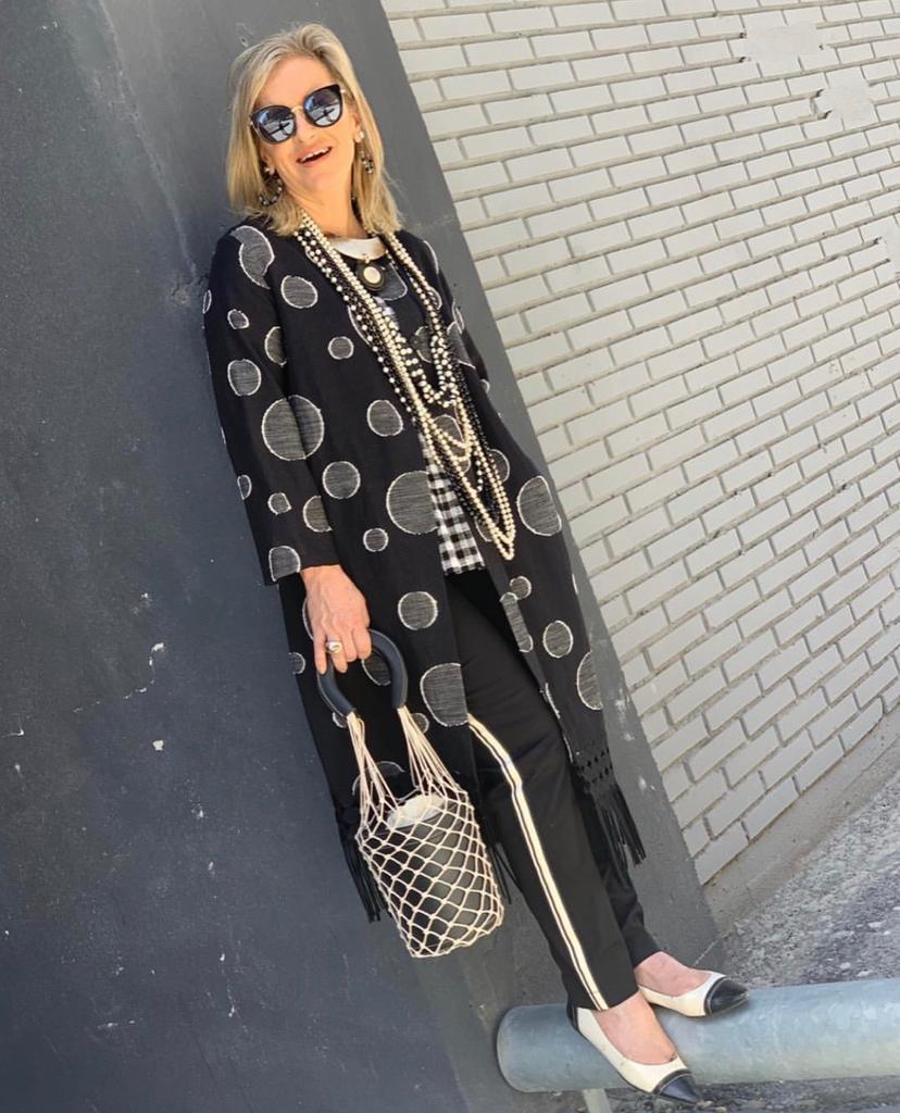 Esta experta en moda de 56 años, que reivindica que «la madurez tiene un estilo fantástico», demuestra con sus atrevidos looks que cuenta con tanta o más actitud que las 'influencers' jóvenes