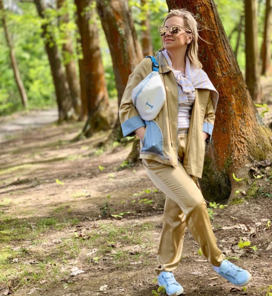 Esta experta en moda de 56 años, que reivindica que «la madurez tiene un estilo fantástico», demuestra con sus atrevidos looks que cuenta con tanta o más actitud que las 'influencers' jóvenes