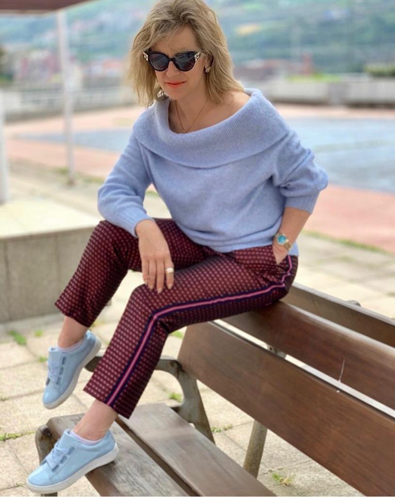 Esta experta en moda de 56 años, que reivindica que «la madurez tiene un estilo fantástico», demuestra con sus atrevidos looks que cuenta con tanta o más actitud que las 'influencers' jóvenes