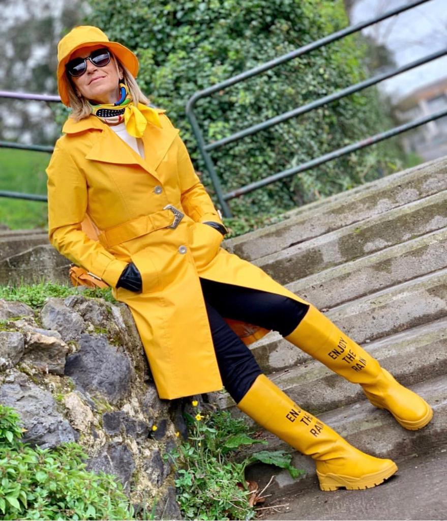 Esta experta en moda de 56 años, que reivindica que «la madurez tiene un estilo fantástico», demuestra con sus atrevidos looks que cuenta con tanta o más actitud que las 'influencers' jóvenes