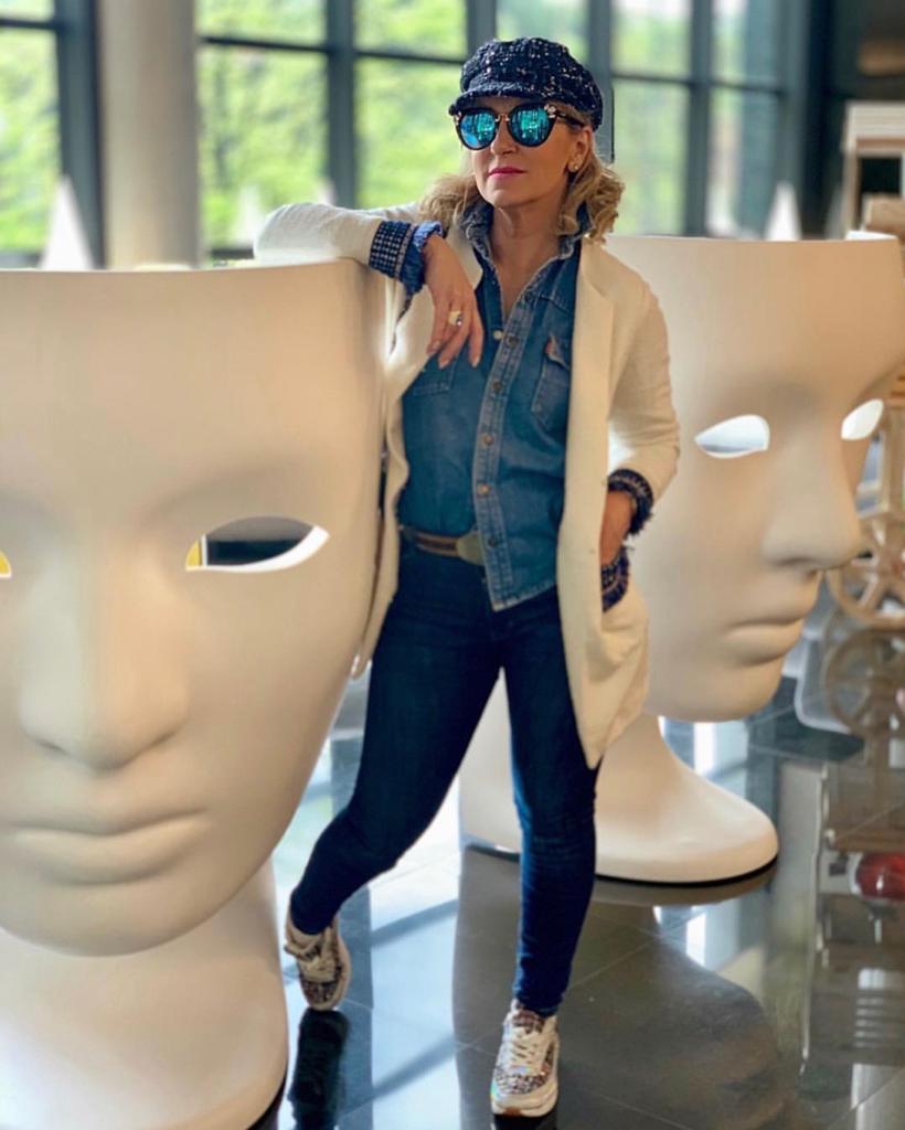 Esta experta en moda de 56 años, que reivindica que «la madurez tiene un estilo fantástico», demuestra con sus atrevidos looks que cuenta con tanta o más actitud que las 'influencers' jóvenes