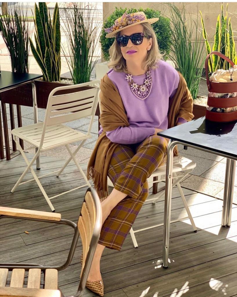 Esta experta en moda de 56 años, que reivindica que «la madurez tiene un estilo fantástico», demuestra con sus atrevidos looks que cuenta con tanta o más actitud que las 'influencers' jóvenes