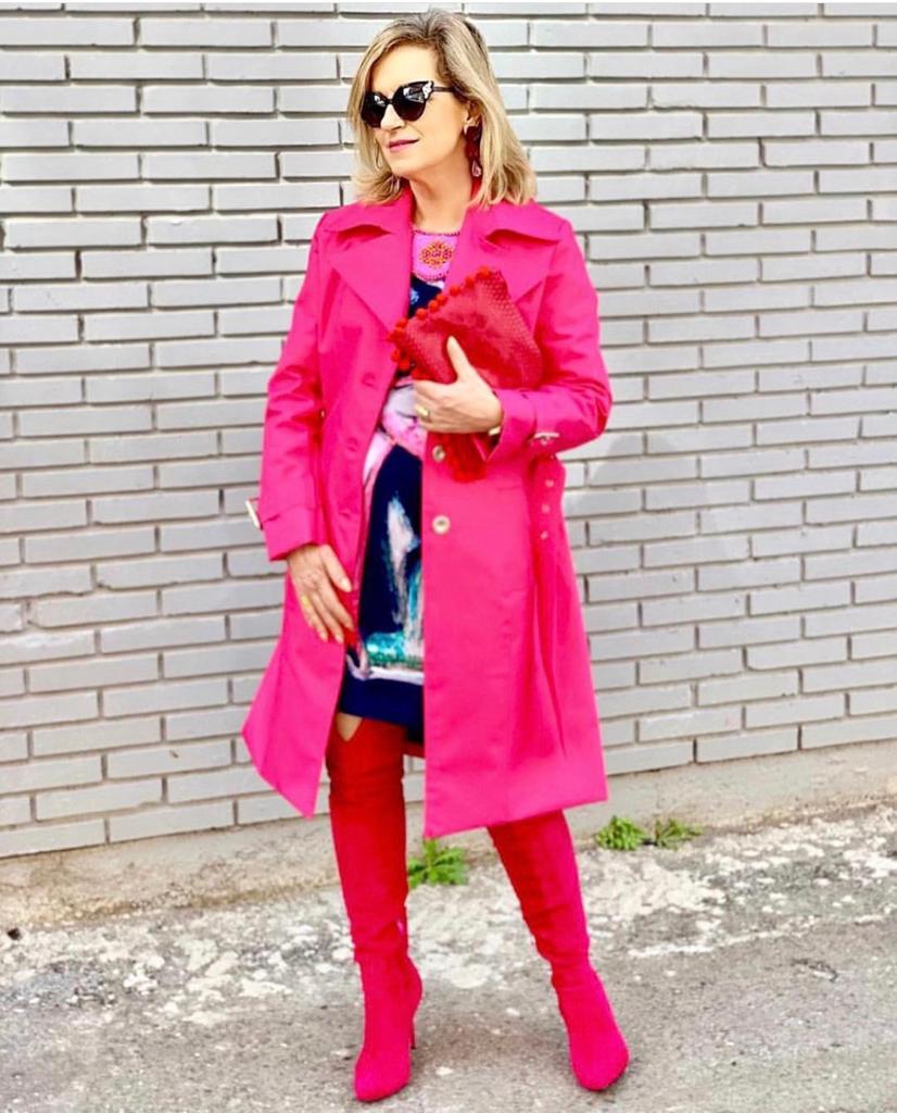 Esta experta en moda de 56 años, que reivindica que «la madurez tiene un estilo fantástico», demuestra con sus atrevidos looks que cuenta con tanta o más actitud que las 'influencers' jóvenes
