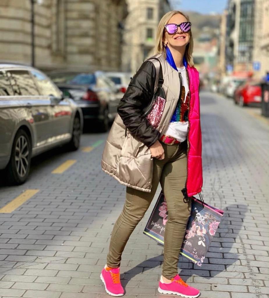 Esta experta en moda de 56 años, que reivindica que «la madurez tiene un estilo fantástico», demuestra con sus atrevidos looks que cuenta con tanta o más actitud que las 'influencers' jóvenes