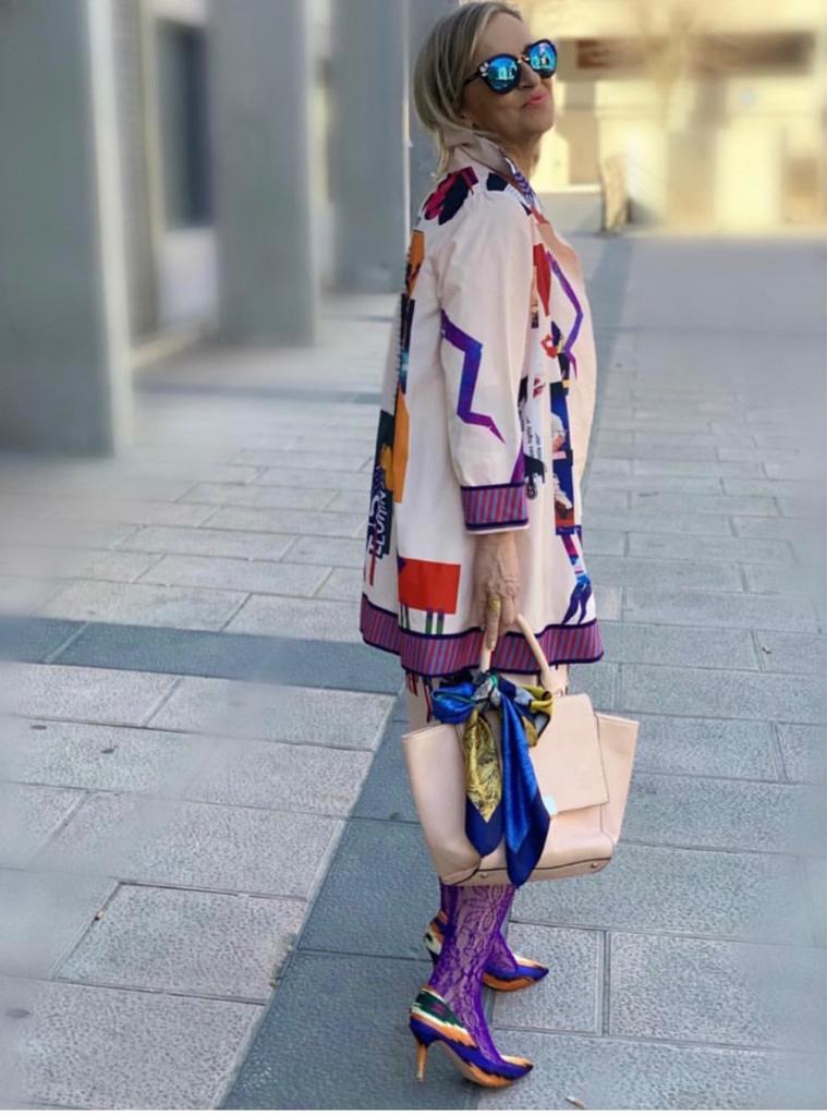 Esta experta en moda de 56 años, que reivindica que «la madurez tiene un estilo fantástico», demuestra con sus atrevidos looks que cuenta con tanta o más actitud que las 'influencers' jóvenes