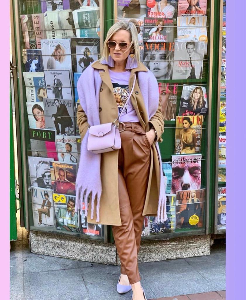 Esta experta en moda de 56 años, que reivindica que «la madurez tiene un estilo fantástico», demuestra con sus atrevidos looks que cuenta con tanta o más actitud que las 'influencers' jóvenes