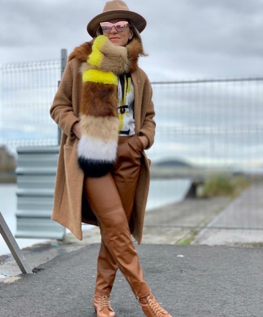 Esta experta en moda de 56 años, que reivindica que «la madurez tiene un estilo fantástico», demuestra con sus atrevidos looks que cuenta con tanta o más actitud que las 'influencers' jóvenes