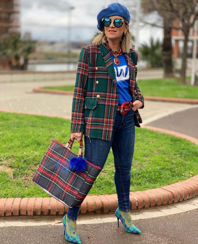 Esta experta en moda de 56 años, que reivindica que «la madurez tiene un estilo fantástico», demuestra con sus atrevidos looks que cuenta con tanta o más actitud que las 'influencers' jóvenes