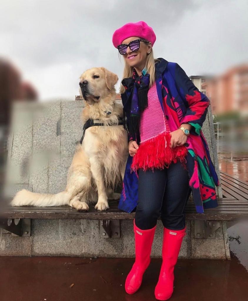 Esta experta en moda de 56 años, que reivindica que «la madurez tiene un estilo fantástico», demuestra con sus atrevidos looks que cuenta con tanta o más actitud que las 'influencers' jóvenes