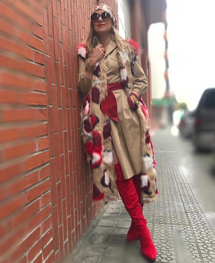 Esta experta en moda de 56 años, que reivindica que «la madurez tiene un estilo fantástico», demuestra con sus atrevidos looks que cuenta con tanta o más actitud que las 'influencers' jóvenes